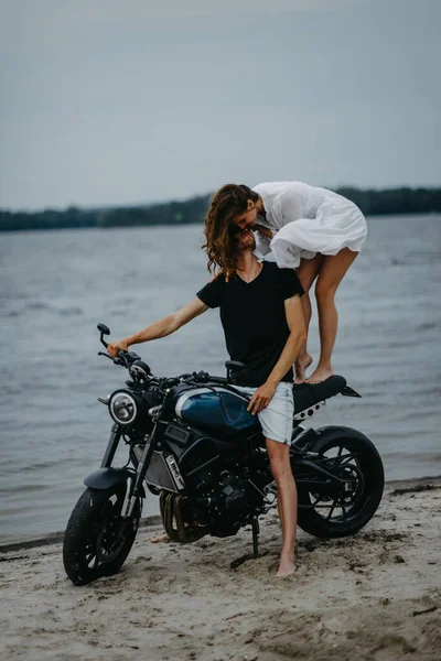 Paar Liefde Kussen Het Strand Buurt Van Motorfiets Water Achtergrond — Stockfoto