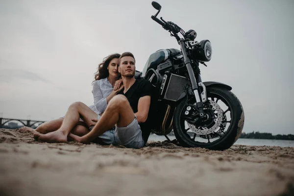 Verliefd Stel Zit Knuffelt Zandstrand Vlakbij Motorfiets Onderaanzicht — Stockfoto