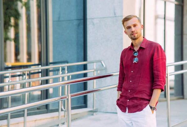 Hombre Joven Pantalones Camisa Levanta Calle Contra Fondo Del Edificio — Foto de Stock