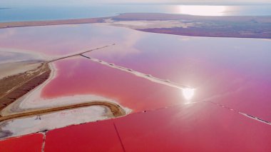 Pembe tuzlu Genichesk Gölü üzerindeki drone 'dan Ukrayna' daki kum ve mavi deniz manzarası.