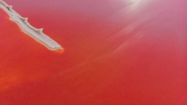 Pembe tuzlu Genichesk Gölü ve Ukrayna 'daki kum tükürüğünün üzerindeki dron görüntüsü.