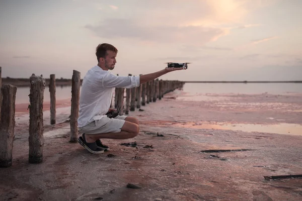 Joven Lanza Dron Mano Lago Sal Rosa Ucrania — Foto de Stock