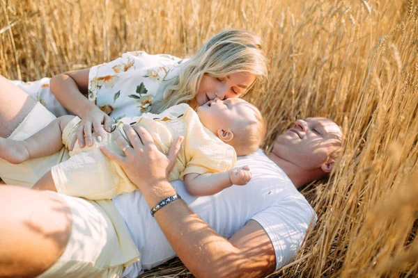 Glückliche Junge Familie Mit Baby Liegt Und Ruht Inmitten Eines — Stockfoto