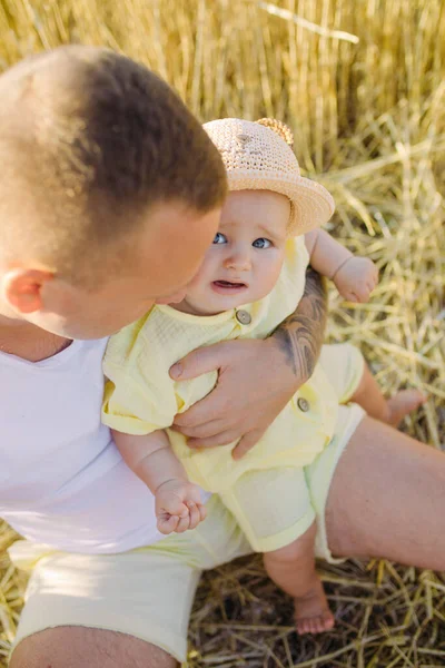 Felice Padre Siede Gioca Con Suo Bambino Tra Campo Grano — Foto Stock