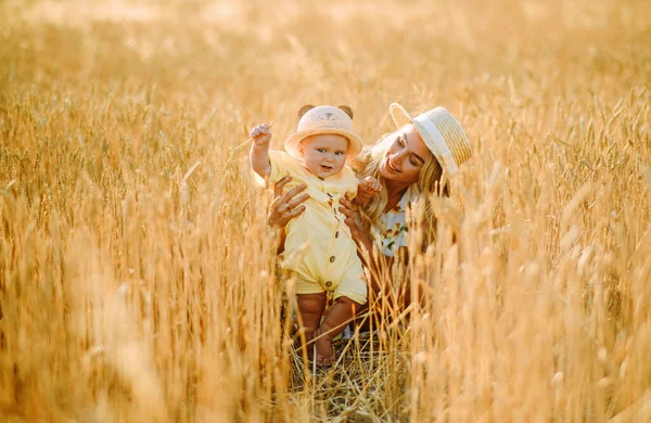 Jovem Mãe Feliz Diverte Brinca Com Seu Bebê Entre Campo — Fotografia de Stock