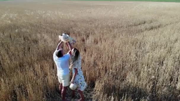 Счастливая Молодая Семья Веселится Играет Ребенком Среди Желтого Пшеничного Поля — стоковое видео