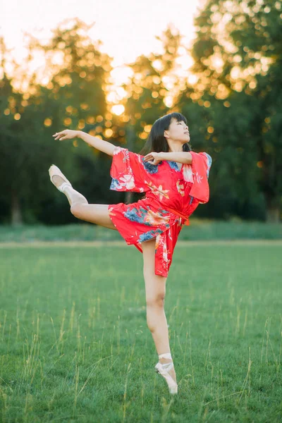 Japán Balerina Piros Kimono Áll Végez Nyelés Pózol Gyep Háttér — Stock Fotó