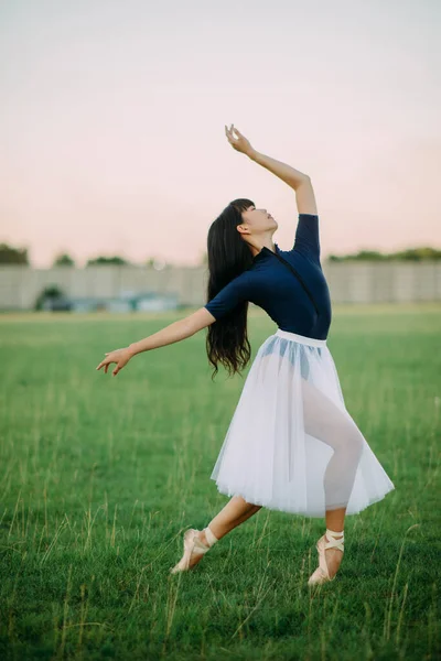 Japán Balerina Fehér Szoknya Táncok Gyep Háttér — Stock Fotó