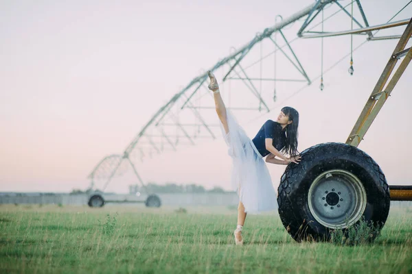 Japonská Balerína Bílé Sukni Provádí Gymnastický Motouz Poli Farmě Blízkosti — Stock fotografie