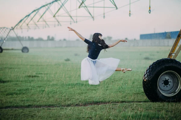 Bailarina Japonesa Danças Saia Branca Campo Fazenda Perto Roda Pulverizador — Fotografia de Stock