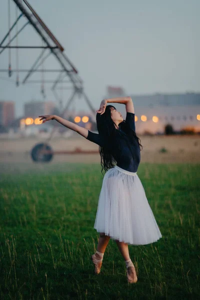 Bailarina Japonesa Danças Saia Branca Campo Fazenda Perto Pulverizador Agrícola — Fotografia de Stock