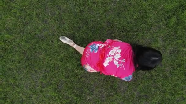 Japanische Ballerina Roten Kimono Trainiert Und Wiederholt Tanzelemente Auf Rasenhintergrund — Stockvideo