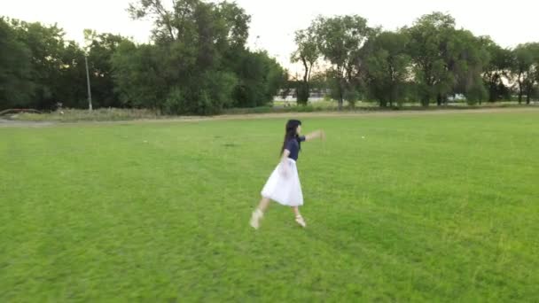 Bailarina Japonesa Vestido Blanco Baila Sobre Fondo Césped — Vídeos de Stock