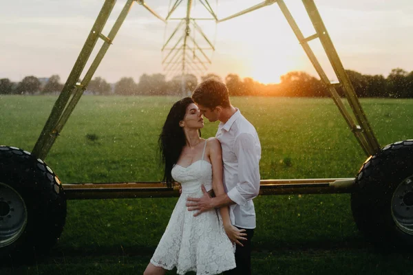 Pareja Amor Besos Abrazos Entre Césped Bajo Las Gotas Agua — Foto de Stock