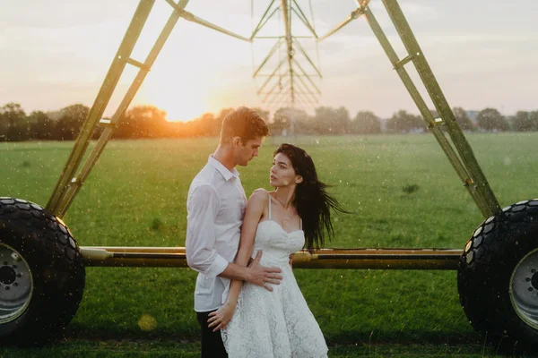 Paar Liefde Staat Omarmt Onder Het Gazon Onder Water Druppels — Stockfoto