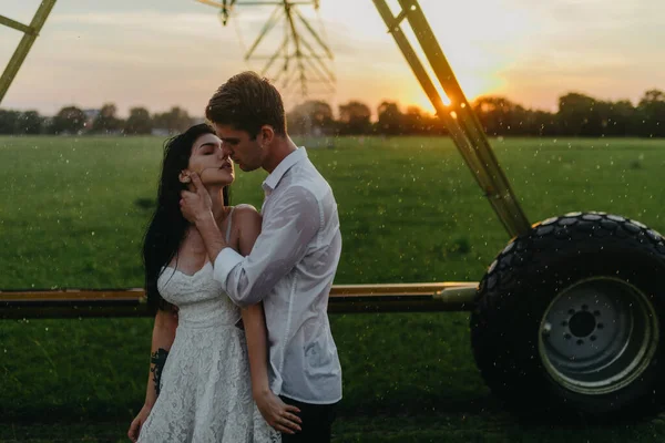 Pareja Amor Besos Abrazos Entre Césped Bajo Las Gotas Agua — Foto de Stock