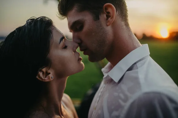 Drenched Pareja Amor Besos Abraza Bajo Gotas Lluvia Atardecer Retrato — Foto de Stock