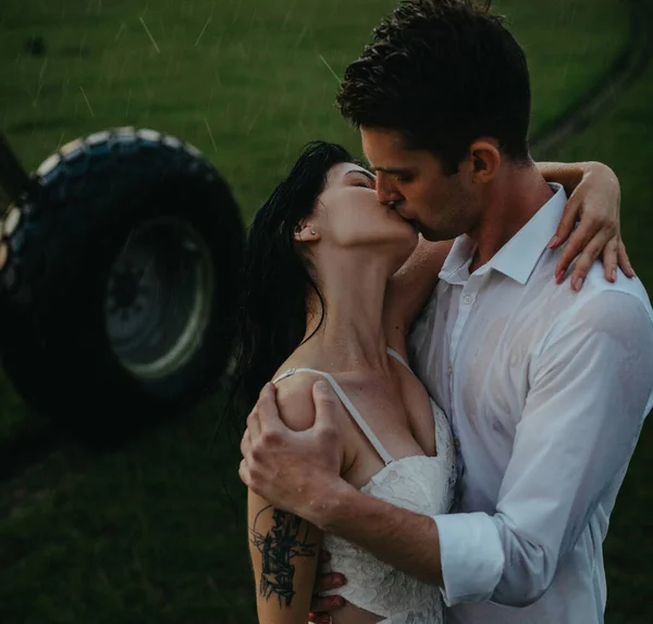 Drenched Pár Love Kisses Embraces Water Drops Agricultural Sprayer — Stock fotografie