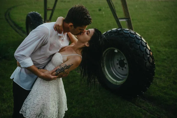 Drenched Couple Love Kisses Embraces Water Drops Agricultural Sprayer — Stock Photo, Image