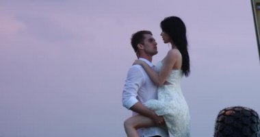 Birbirine aşık çiftler, tarımsal spreyin tekerleğinin yanındaki çiftlikte sevişirler..