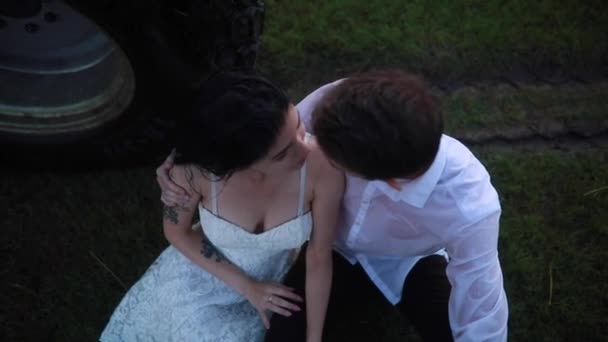 Verliebtes Paar Sitzt Auf Gras Und Umarmt Und Küsst Sich — Stockvideo