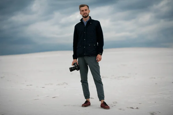 Fotógrafo Sonríe Para Desierto Con Cámara Digital Mano Contra Fondo — Foto de Stock