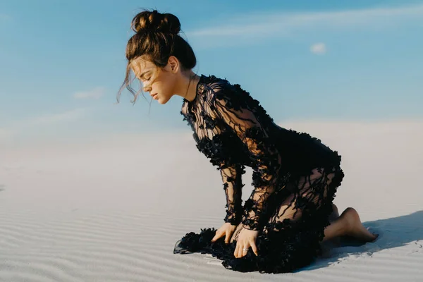 레이스가 여자가 쉬면서 모래사장과 하늘을 배경으로 즐기고 — 스톡 사진
