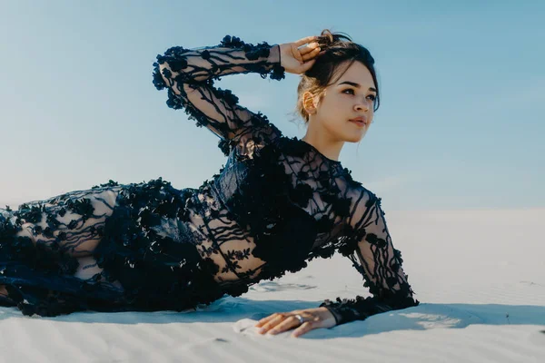 Mulher Renda Vestido Preto Encontra Posa Deserto Areia Branca Fundo — Fotografia de Stock