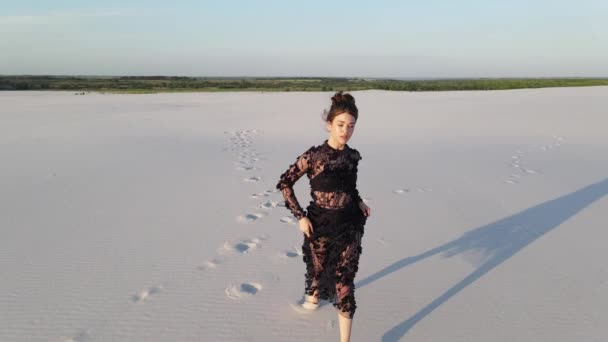 Vrouw Kanten Zwarte Jurk Loopt Woestijn Laat Voetafdrukken Achter Werpt — Stockvideo
