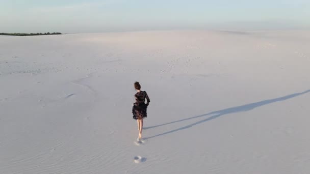 Frau Schwarzen Spitzenkleid Läuft Der Wüste Hinterlässt Fußabdrücke Und Wirft — Stockvideo