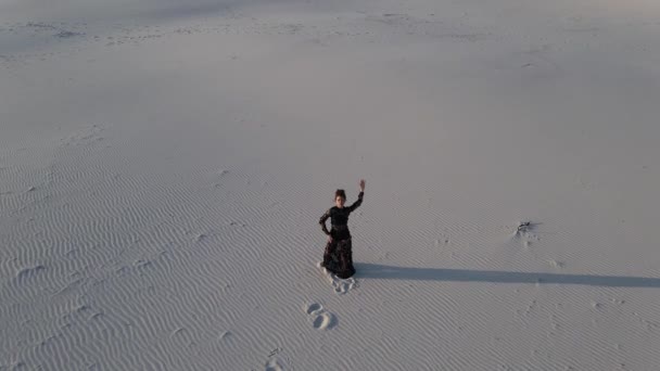 Γυναίκα Δαντέλα Μαύρο Φόρεμα Χορεύει Στην Έρημο Και Ρίχνει Μια — Αρχείο Βίντεο