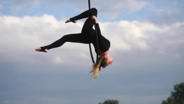 Femme Aerialist Effectue Des Éléments Acrobatiques Dans Accrocher Cerceau Aérien — Video