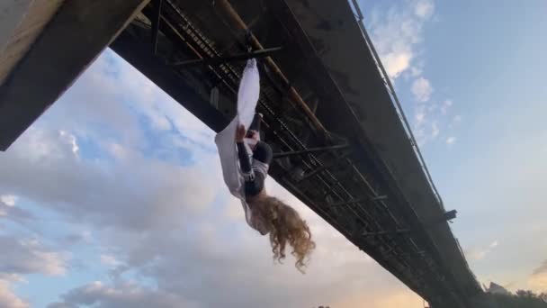 Enfant Fille Aerialist Effectue Des Tours Acrobatiques Sur Soie Aérienne — Video