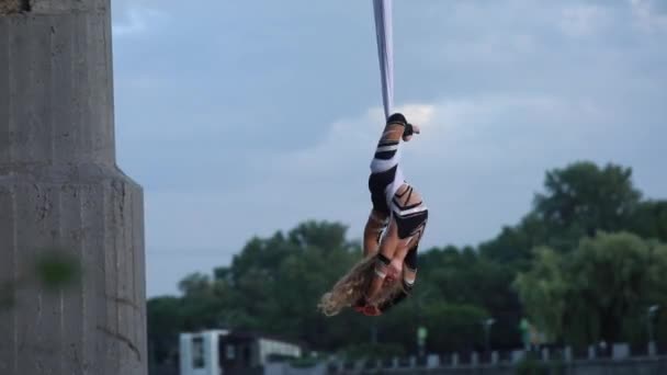 Dítě Dívka Anténní Provádí Akrobatické Prvky Točí Zavěšení Anténní Hedvábí — Stock video
