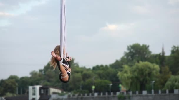 Menina Criança Aerialista Executa Truque Ginástica Gira Seda Aérea Pendurada — Vídeo de Stock