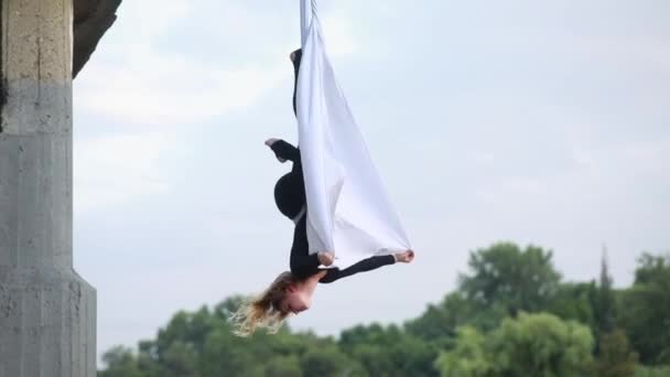 Kobieta Aerialist Wykonuje Akrobatyczne Sztuczki Obraca Się Wiszącym Jedwabiu Antenowym — Wideo stockowe