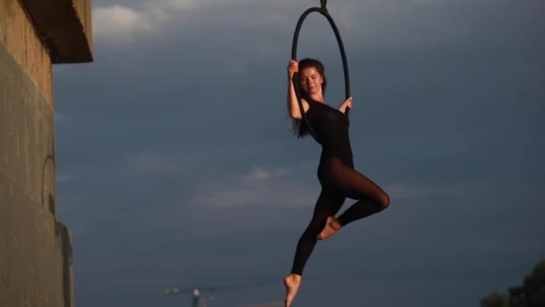 Kobieta Aerialist Wykonuje Elementy Akrobatyczne Obroty Wiszącej Anteny Obręczy Tle — Wideo stockowe