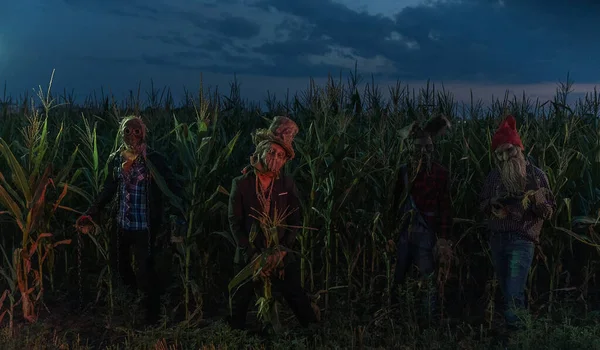 Vier Ondode Zombies Staan Nachts Aan Rand Van Een Maïsveld — Stockfoto