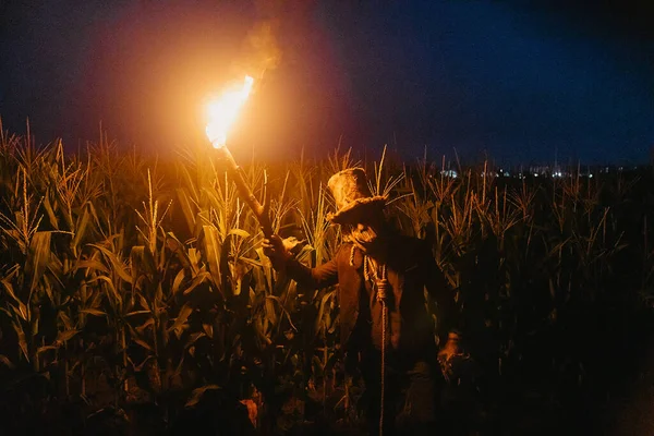 Lopende Dode Zombie Staat Nachts Aan Rand Van Een Maïsveld — Stockfoto