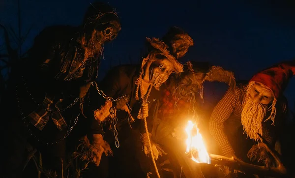 Cztery Żyjące Martwe Zombie Stoją Nocą Polu Palącą Się Pochodnią — Zdjęcie stockowe