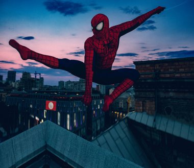 Dnipro, Ukrayna - 10 Ağustos 2020: Örümcek Adam Peter Parker karakterinin canlandırdığı Cosplayer şehir manzarası ve gece gökyüzünün arka planında.