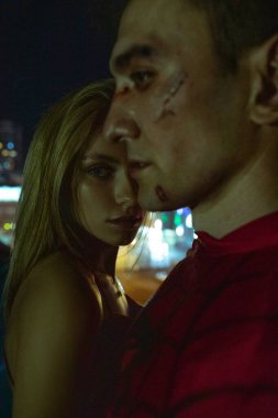 Dnipro, Ukrayna - 10 Ağustos 2020: Örümcek Adam Peter Parker ve sevgili kız arkadaşı Mary Jane Watson 'ın gece vakti oynadığı kostüm oyuncusu portresi.