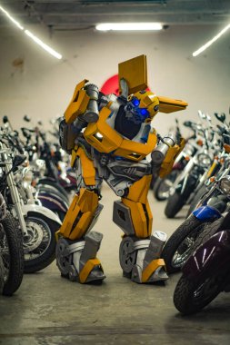 Dnipro, Ukrayna - 02 Ağustos 2020: İsimsiz filmden robot transformatör Bumblebee garajda duruyor.