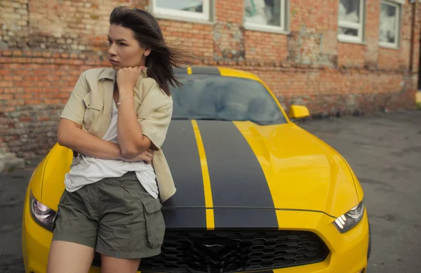 乌克兰第聂伯 2020年8月2日 一位名叫查理 Charlie Watson 的女孩站在一辆黄车旁边 车上印有同名电影中的机器人标志或机器人变压器大黄蜂 Bumblebee — 图库照片