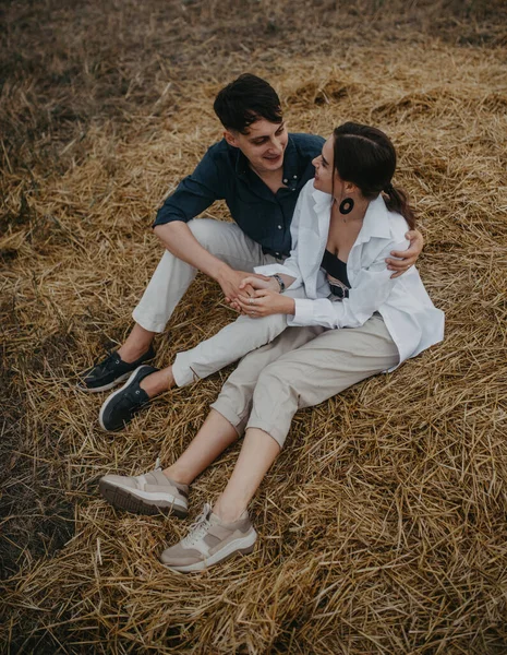 Pareja Joven Enamorada Sienta Pajar Prado Abraza Vista Superior —  Fotos de Stock