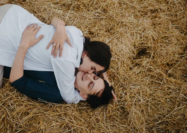 Par Jovem Amor Põe Palheiro Prado Abraça Vista Superior Com — Fotografia de Stock