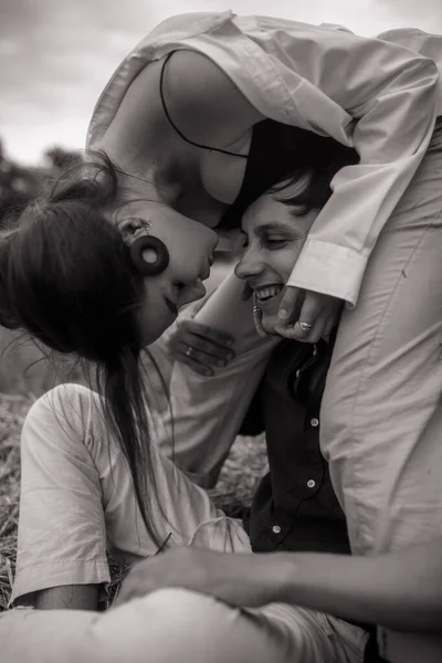 Pareja Enamorada Divierte Prado Imagen Blanco Negro —  Fotos de Stock