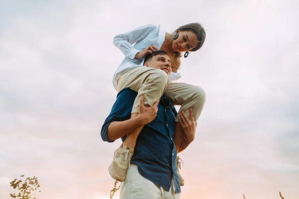 Jong Paar Liefde Wandelingen Heeft Plezier Weide Tegen Hemel Achtergrond — Stockfoto