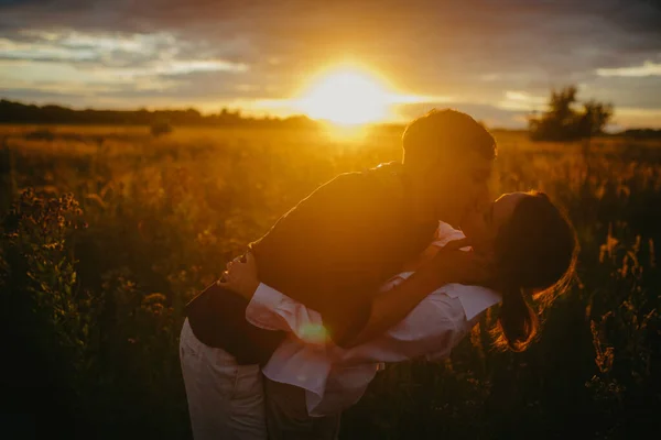 Par Jovem Amor Abraça Beija Prado Pôr Sol Retroiluminado — Fotografia de Stock