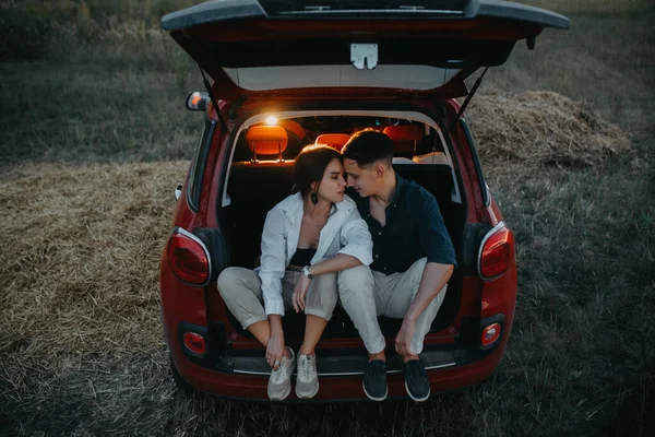 Jovem Casal Apaixonado Senta Descansa Dentro Tronco Aberto Carro Vermelho — Fotografia de Stock